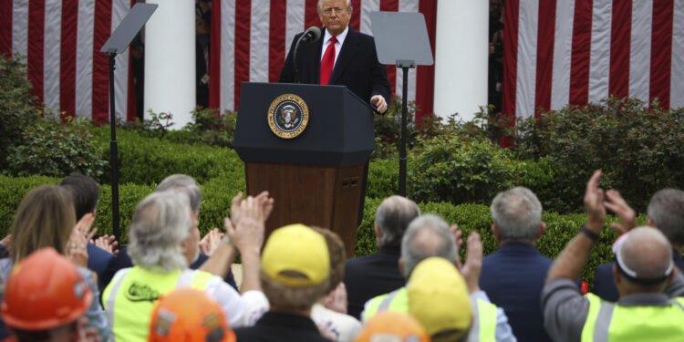 Trump impone un 10 por ciento de aranceles universales, más alto para los principales socios comerciales