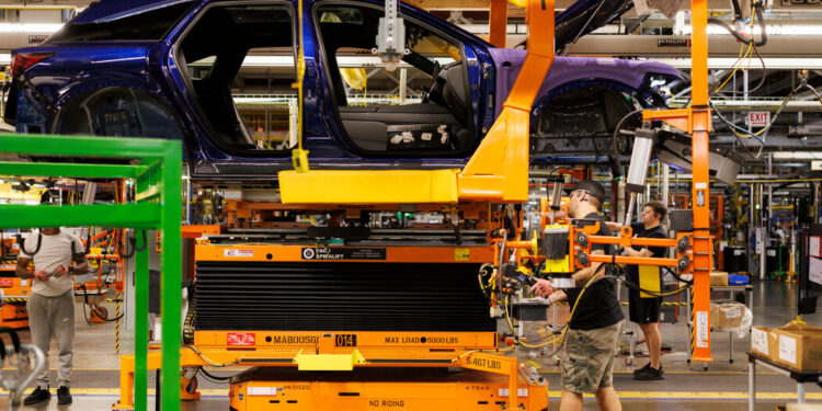 GM recorta el pronóstico de ganancias en un 20% y dice que los aranceles automáticos le costarán miles de millones