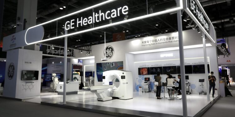 Acciones que realizan los movimientos más grandes del mediodía: NKE, SBUX, GEHC