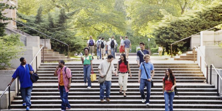 El consumidor de gama baja está a punto de sentir el pellizco cuando Trump reinicia los recaudaciones de préstamos estudiantiles