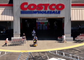 Acciones que realizan los movimientos más grandes del mediodía: costo, PLTR, GAP, ULTA