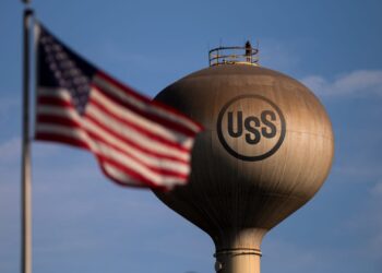 Acciones que realizan los movimientos más grandes Premarket: X, TSLA, PDD, CRWV