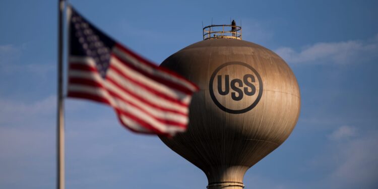 Acciones que realizan los movimientos más grandes Premarket: X, TSLA, PDD, CRWV