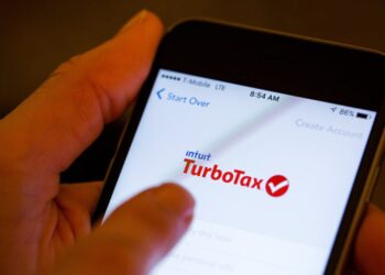 Acciones que hacen los movimientos más grandes del mediodía: AAPL, ROST, INTU, BAH