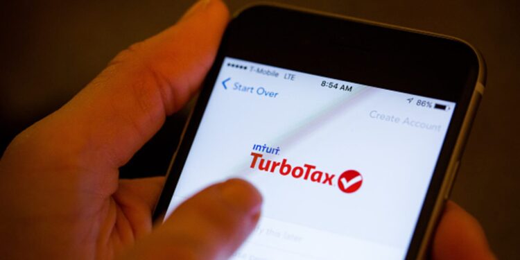 Acciones que hacen los movimientos más grandes del mediodía: AAPL, ROST, INTU, BAH