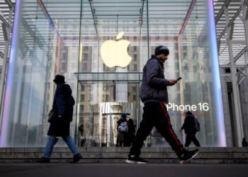 Acciones que realizan los movimientos más grandes Premarket: AAPL, Oklo, Intu, Rost