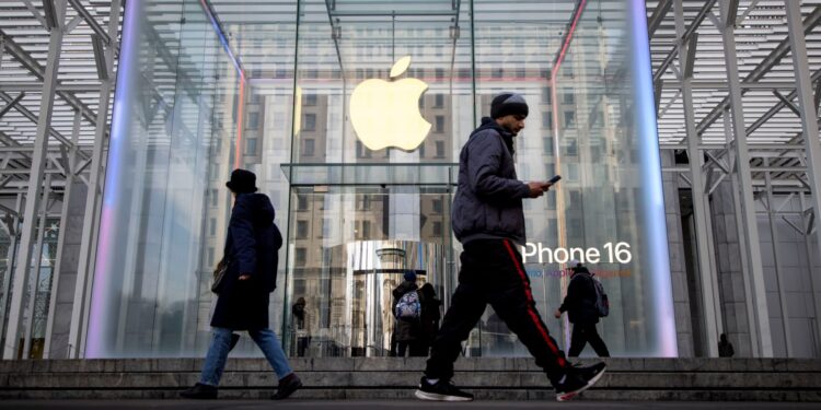 Acciones que realizan los movimientos más grandes Premarket: AAPL, Oklo, Intu, Rost