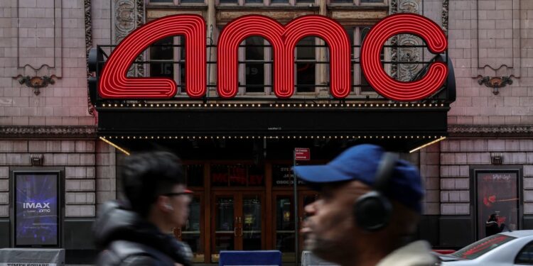 Acciones que realizan los movimientos más grandes del mediodía: DJT, CRM, TSLA, AMC