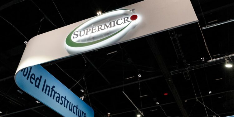 Acciones que realizan los movimientos más grandes del mediodía: Oklo, Etoro, Super Micro Computer, Nvidia, JD.com y más