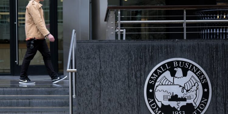 La orden judicial desafía el plan de Trump para trasladar los préstamos estudiantiles a la SBA