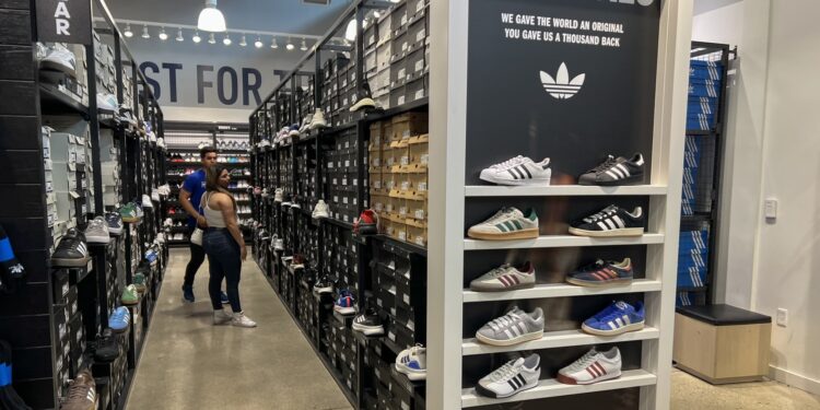Adidas advierte que los aranceles conducirán a mayores costos en sus productos estadounidenses