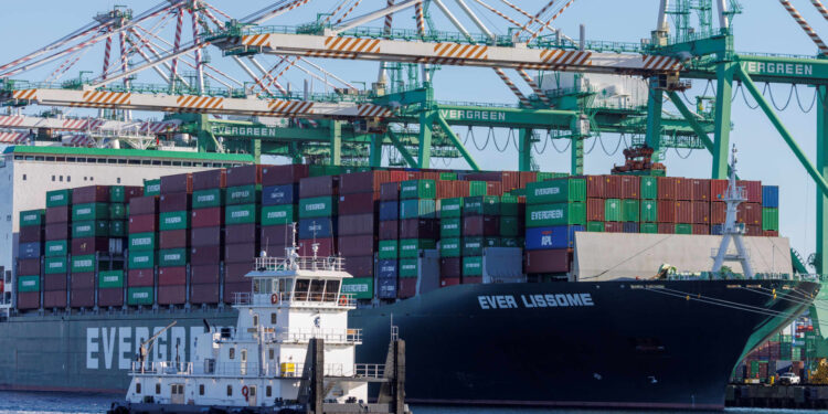 Puerto de Los Ángeles ve a un volumen de envío un 35% la próxima semana a medida que las tarifas muerden