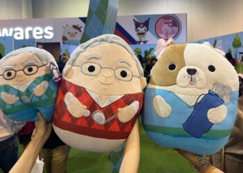 Berkshire Meeting ‘Bazaar’ presenta a Buffett Squishmallows, libro de 60 aniversario y máquina de garras gigantes