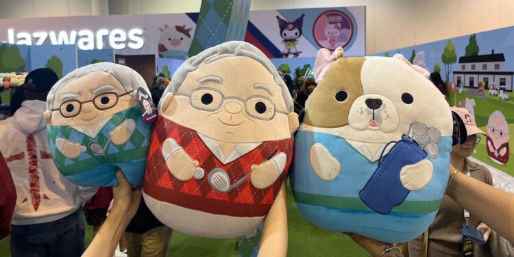 Berkshire Meeting ‘Bazaar’ presenta a Buffett Squishmallows, libro de 60 aniversario y máquina de garras gigantes