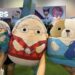 Berkshire Meeting ‘Bazaar’ presenta a Buffett Squishmallows, libro de 60 aniversario y máquina de garras gigantes