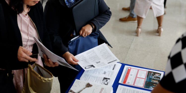 Cómo conseguir un trabajo en un mercado de ‘bajo disparo, baja contratación’: economista