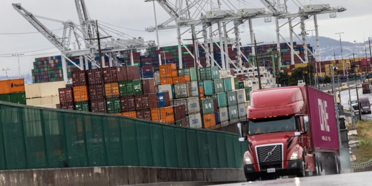 Los recibos de tarifas superaron los $ 16 mil millones en abril, un récord que ayudó a reducir el déficit presupuestario