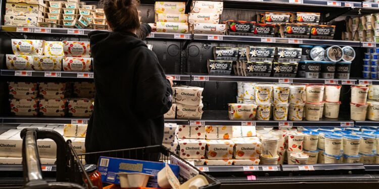 El sentimiento del consumidor se desliza al segundo más bajo registrado a medida que las expectativas de inflación saltan después de las tarifas