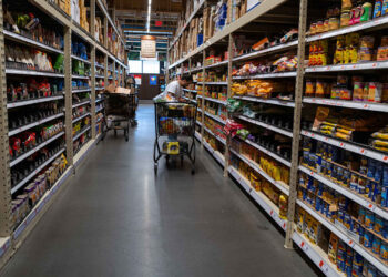 La tasa de inflación cayó al 2.1% en abril, más baja de lo esperado, se muestra el medidor preferido de la Fed