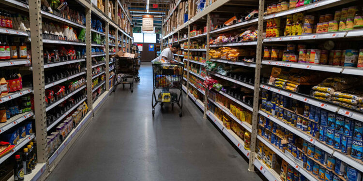 La tasa de inflación cayó al 2.1% en abril, más baja de lo esperado, se muestra el medidor preferido de la Fed