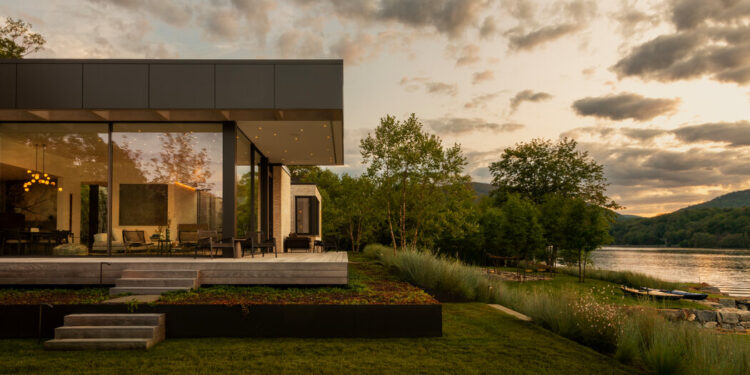 Una pareja construyó la casa de sus sueños justo en el río Hudson