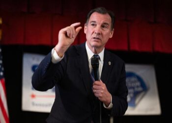 Suozzi busca recortar los costos de su plan de seguro público de atención a largo plazo