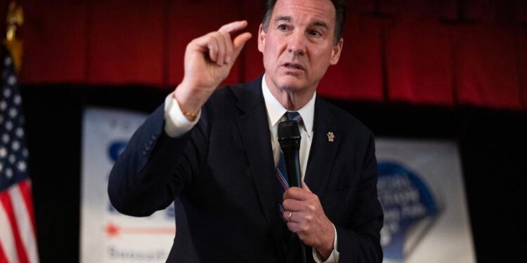 Suozzi busca recortar los costos de su plan de seguro público de atención a largo plazo