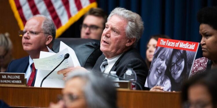 Lo que significa la factura de la casa de Medicaid para los adultos mayores y sus familias
