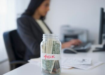¿Debería retirar sus fondos 401 (k) antes de la jubilación?