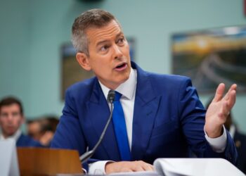 Duffy dice que cambió el vuelo de la esposa para evitar Newark