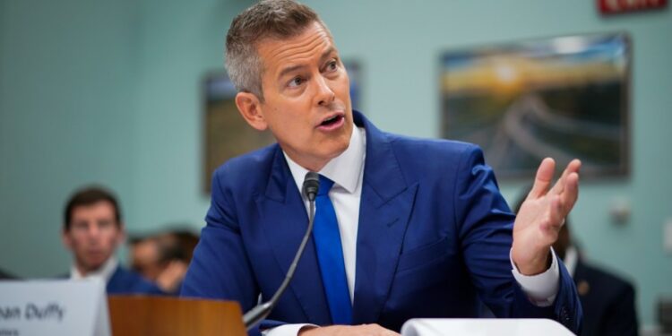 Duffy dice que cambió el vuelo de la esposa para evitar Newark