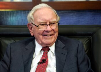 Buffett anuncia la intención de retirarse al final del año, advierte contra el uso del comercio como ‘un arma’