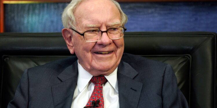 Buffett anuncia la intención de retirarse al final del año, advierte contra el uso del comercio como ‘un arma’