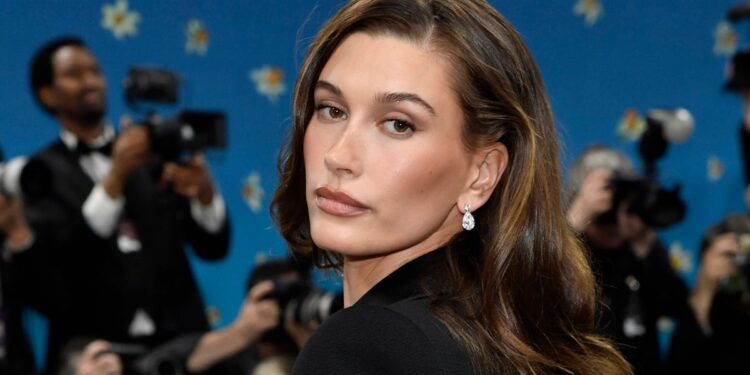 Hailey Bieber acaba de vender su marca de belleza por $ 1 mil millones