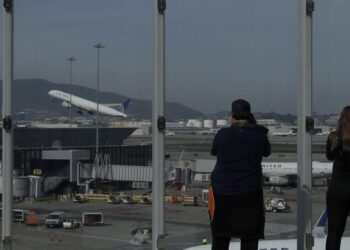Aviones clipa alas en el aeropuerto de San Francisco