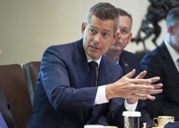 Duffy presenta un programa de reclutamiento de controlador de tráfico aéreo, programa de retención