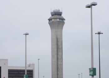 El controlador de tráfico aéreo dice que es “seguro volar”, pero “evitar Newark”