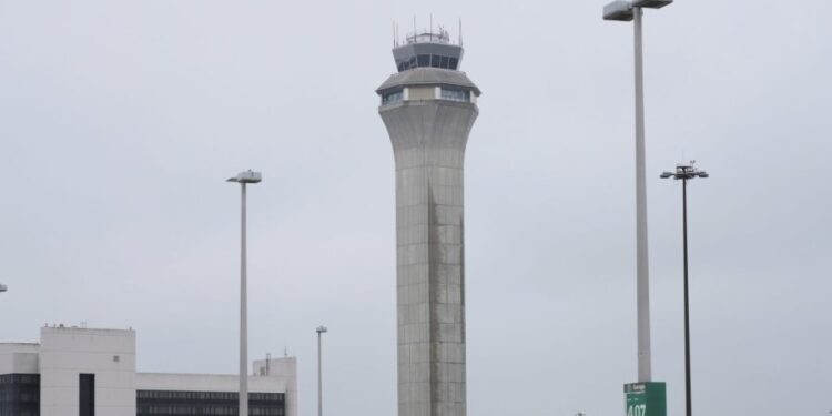 El controlador de tráfico aéreo dice que es “seguro volar”, pero “evitar Newark”