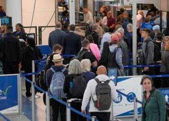 La FAA dice que está tomando ‘medidas inmediatas’ para mejorar las operaciones del aeropuerto de Newark