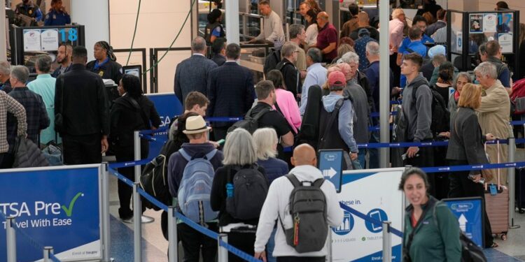 La FAA dice que está tomando ‘medidas inmediatas’ para mejorar las operaciones del aeropuerto de Newark