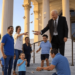 Los ricos bancos de mamá y papá están en todas partes, lo aceptan y se adaptan