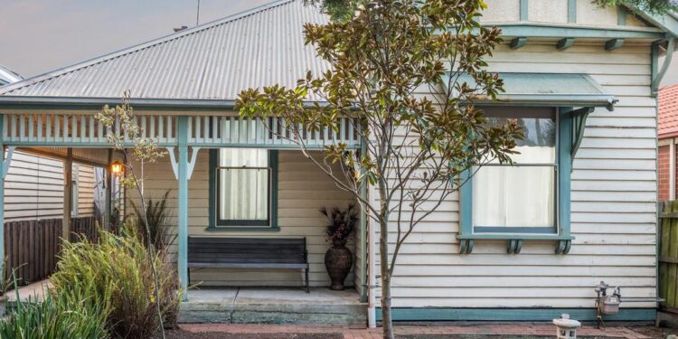 Los constructores competidores empujan a East Geelong a casa $ 120k sobre reserva