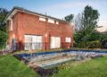 Subastas de Melbourne: casa con piscina que no se ha utilizado en 20 años la propiedad más popular australiana que se dirige bajo el martillo