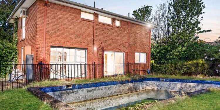 Subastas de Melbourne: casa con piscina que no se ha utilizado en 20 años la propiedad más popular australiana que se dirige bajo el martillo