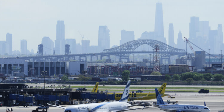 Sean Duffy: Demasiados aviones volando dentro y fuera de Newark ahora