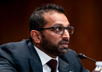 Patel parece retroceder, dice que el FBI trabajará ‘en cualquier presupuesto’ dado