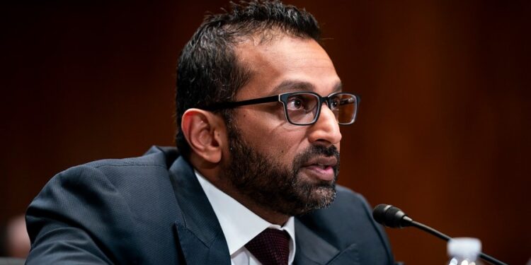 Patel parece retroceder, dice que el FBI trabajará ‘en cualquier presupuesto’ dado