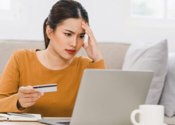 6 formas en que pierde con su tarjeta de débito