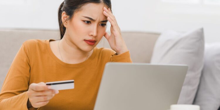 6 formas en que pierde con su tarjeta de débito