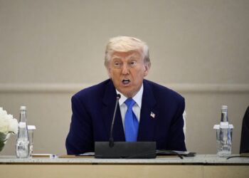 Trump dice que EE. UU. Establecerá nuevas tarifas arancelas para los países, esquiando negociaciones